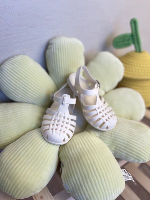 Gyerekeknek készült koreai stílusú zselé szandál, zárt ujjal, csattos zárás, PVC felső és talp, lélegző