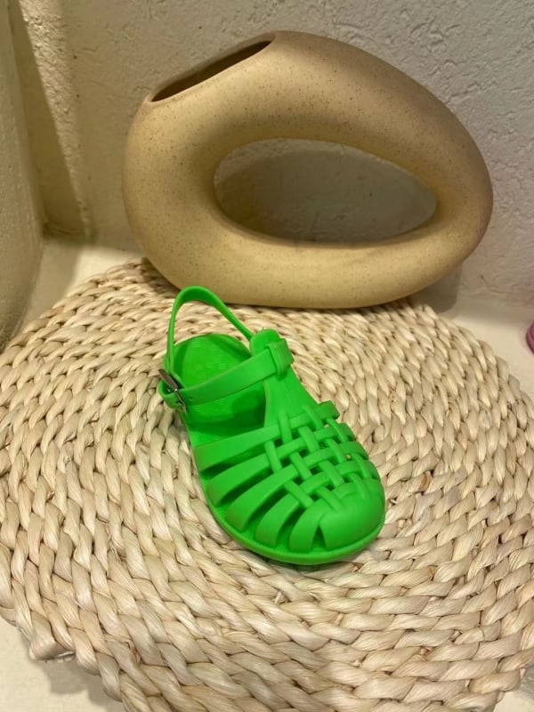 Gyerekeknek készült koreai stílusú zselé szandál, zárt ujjal, csattos zárás, PVC felső és talp, lélegző