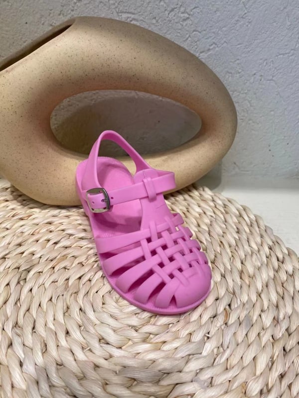 Gyerekeknek készült koreai stílusú zselé szandál, zárt ujjal, csattos zárás, PVC felső és talp, lélegző