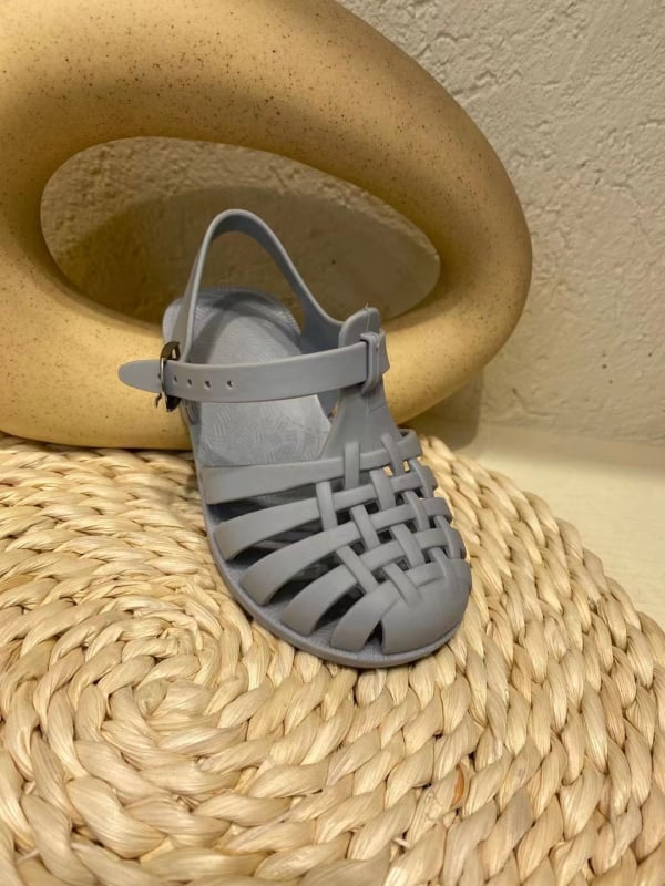 Gyerekeknek készült koreai stílusú zselé szandál, zárt ujjal, csattos zárás, PVC felső és talp, lélegző