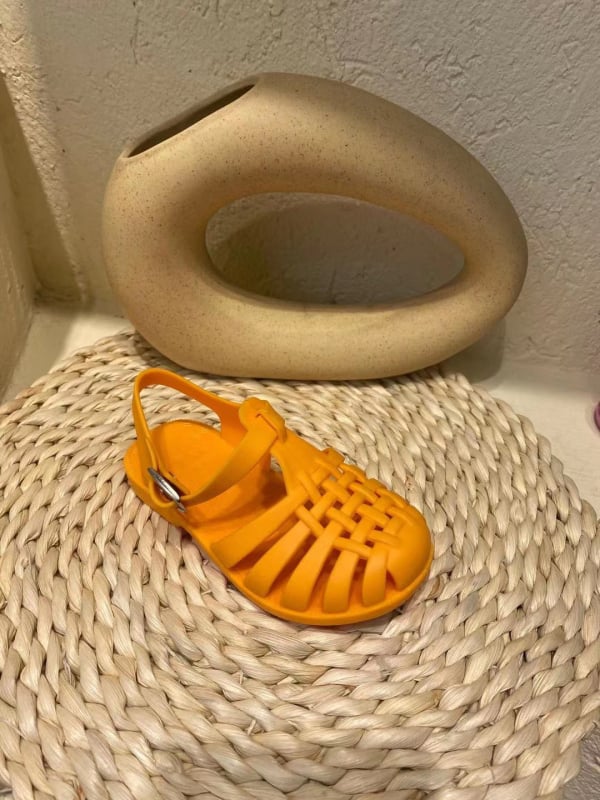 Gyerekeknek készült koreai stílusú zselé szandál, zárt ujjal, csattos zárás, PVC felső és talp, lélegző