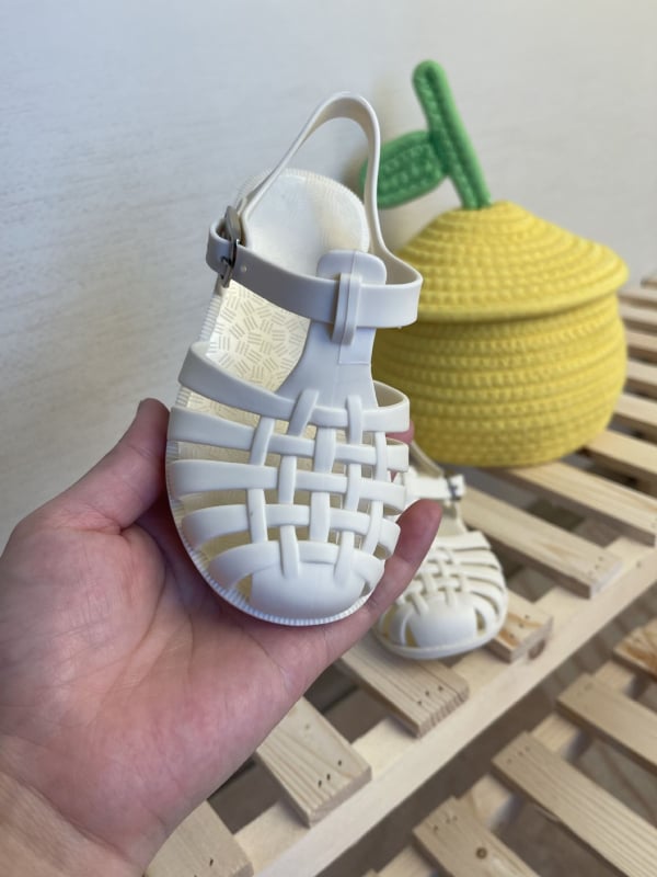 Gyerekeknek készült koreai stílusú zselé szandál, zárt ujjal, csattos zárás, PVC felső és talp, lélegző