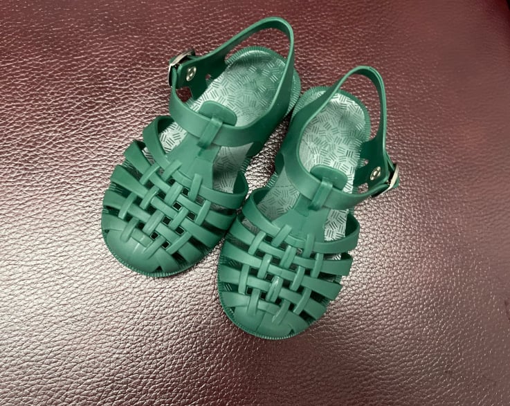 Gyerekeknek készült koreai stílusú zselé szandál, zárt ujjal, csattos zárás, PVC felső és talp, lélegző