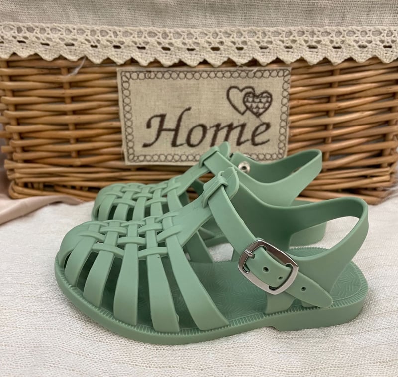 Gyerekeknek készült koreai stílusú zselé szandál, zárt ujjal, csattos zárás, PVC felső és talp, lélegző