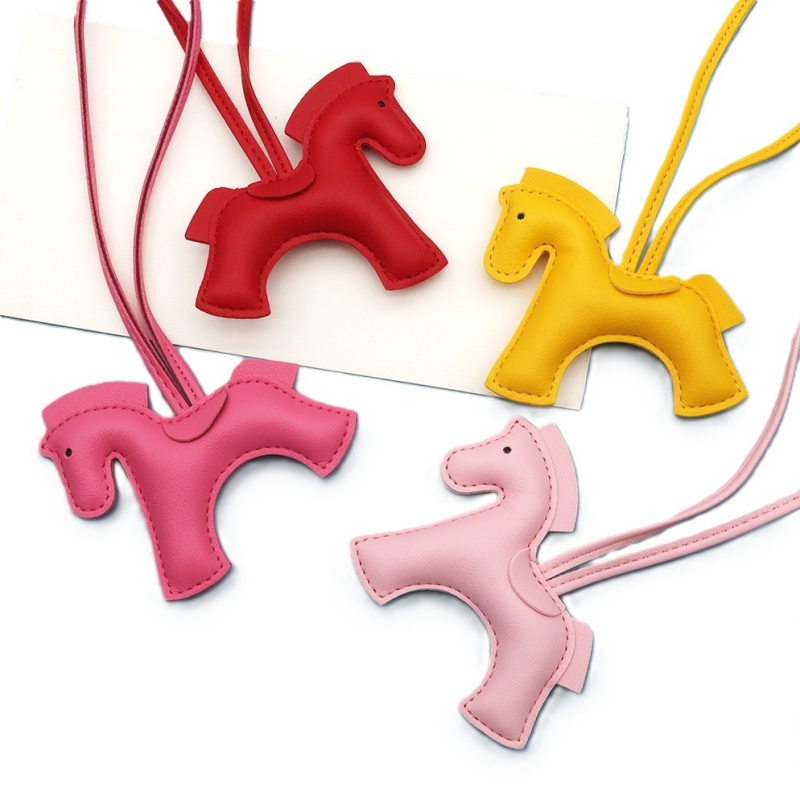 PU δερμάτινο κρεμαστό με μοτίβο αλόγου — Χειροποίητο, στυλ αξεσουάρ για τσάντες και αυτοκίνητα, Άνοιξη 2025