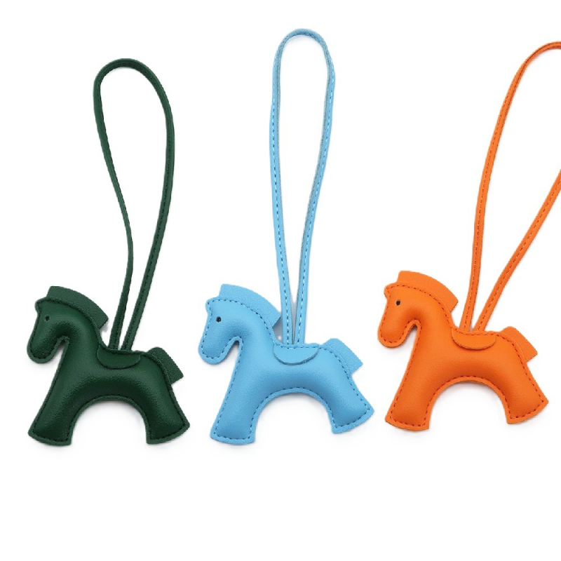 PU δερμάτινο κρεμαστό με μοτίβο αλόγου — Χειροποίητο, στυλ αξεσουάρ για τσάντες και αυτοκίνητα, Άνοιξη 2025