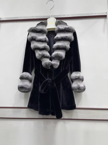 Palton din blană artificială cu guler de blană, decolteu în V, siluetă cu talie accentuată, lungime medie 65-80 cm