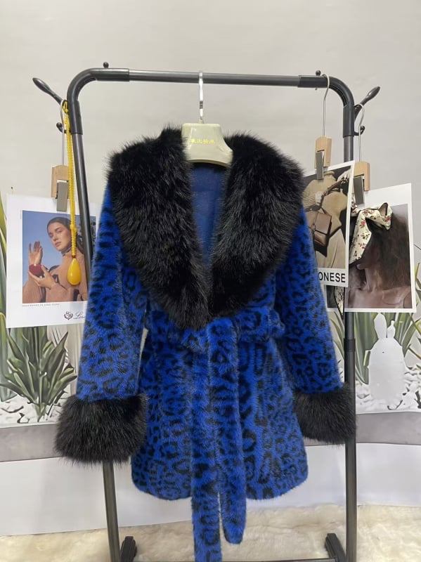 Palton din blană artificială cu guler de blană, decolteu în V, siluetă cu talie accentuată, lungime medie 65-80 cm