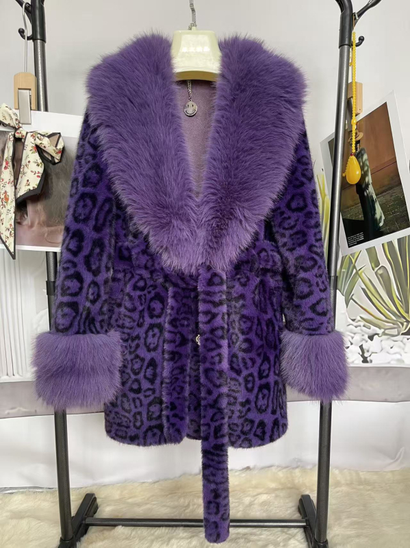 Palton din blană artificială cu guler de blană, decolteu în V, siluetă cu talie accentuată, lungime medie 65-80 cm