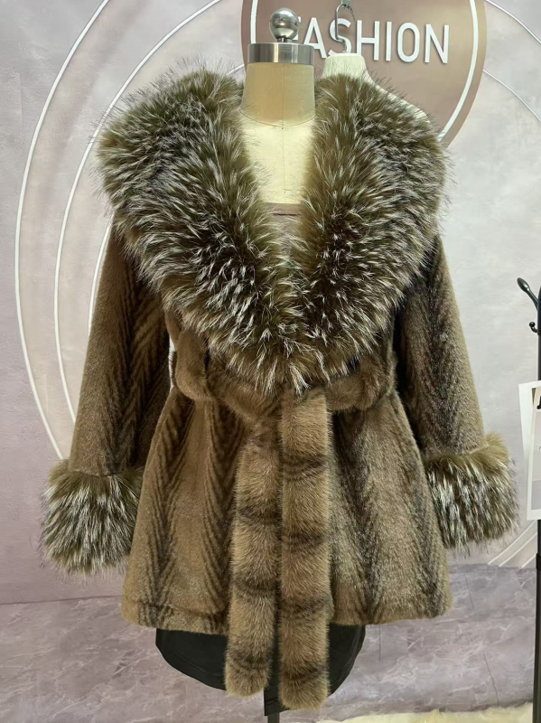 Palton din blană artificială cu guler de blană, decolteu în V, siluetă cu talie accentuată, lungime medie 65-80 cm