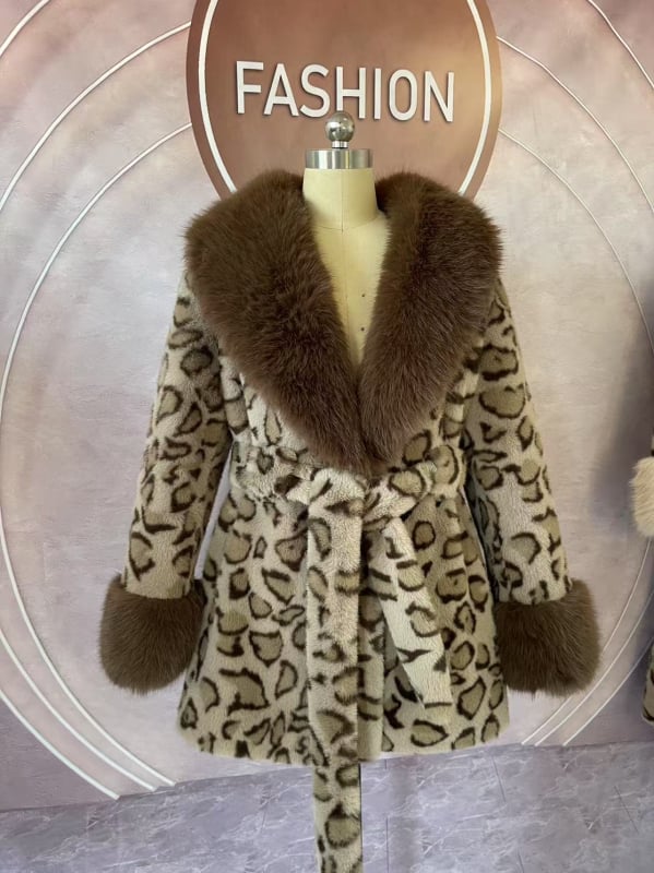 Palton din blană artificială cu guler de blană, decolteu în V, siluetă cu talie accentuată, lungime medie 65-80 cm