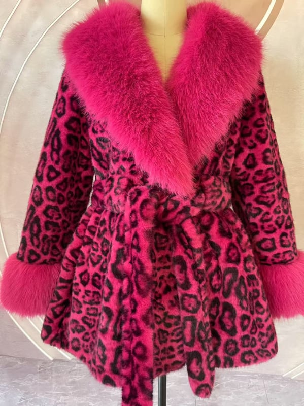 Palton din blană artificială cu guler de blană, decolteu în V, siluetă cu talie accentuată, lungime medie 65-80 cm