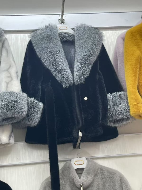 Palton din blană artificială cu guler de blană, decolteu în V, siluetă cu talie accentuată, lungime medie 65-80 cm