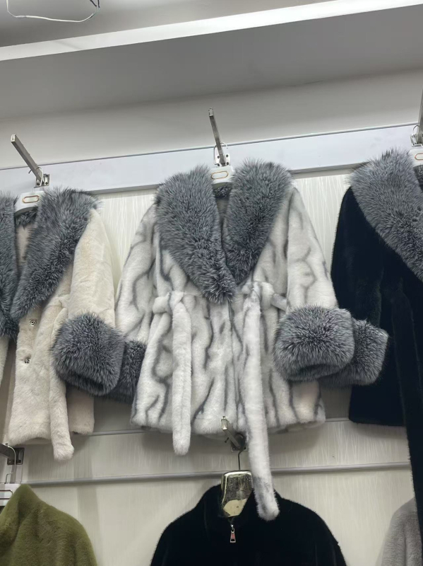 Palton din blană artificială cu guler de blană, decolteu în V, siluetă cu talie accentuată, lungime medie 65-80 cm