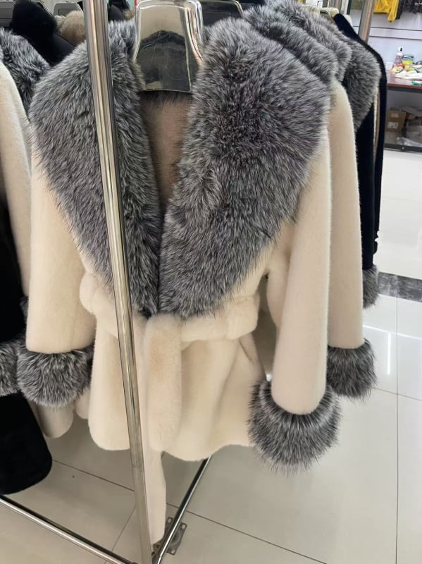 Palton din blană artificială cu guler de blană, decolteu în V, siluetă cu talie accentuată, lungime medie 65-80 cm