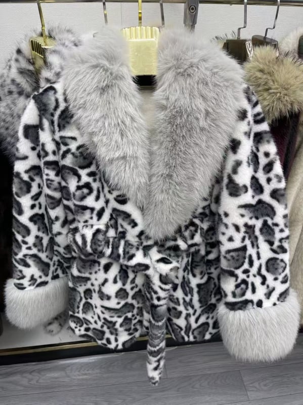 Palton din blană artificială cu guler de blană, decolteu în V, siluetă cu talie accentuată, lungime medie 65-80 cm