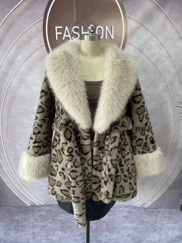 Palton din blană artificială cu guler de blană, decolteu în V, siluetă cu talie accentuată, lungime medie 65-80 cm