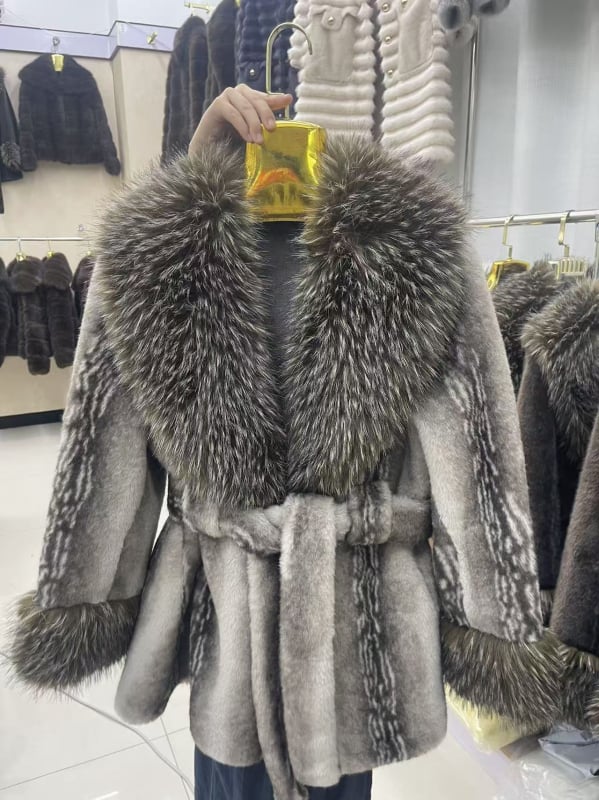 Palton din blană artificială cu guler de blană, decolteu în V, siluetă cu talie accentuată, lungime medie 65-80 cm