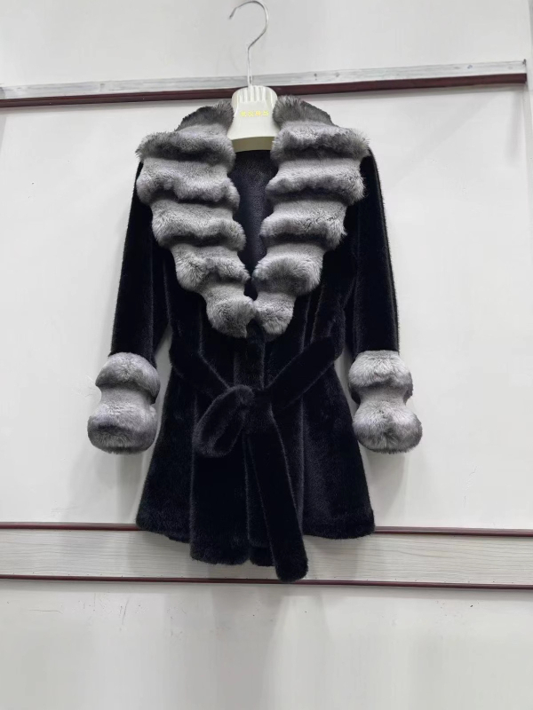 Palton din blană artificială cu guler de blană, decolteu în V, siluetă cu talie accentuată, lungime medie 65-80 cm