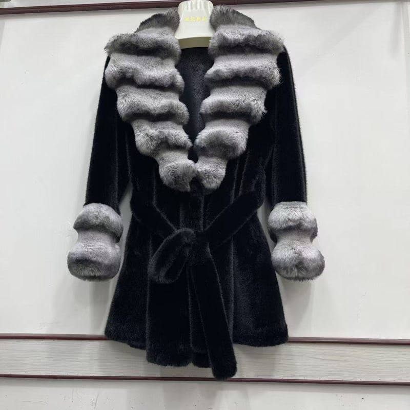 Palton din blană artificială cu guler de blană, decolteu în V, siluetă cu talie accentuată, lungime medie 65-80 cm