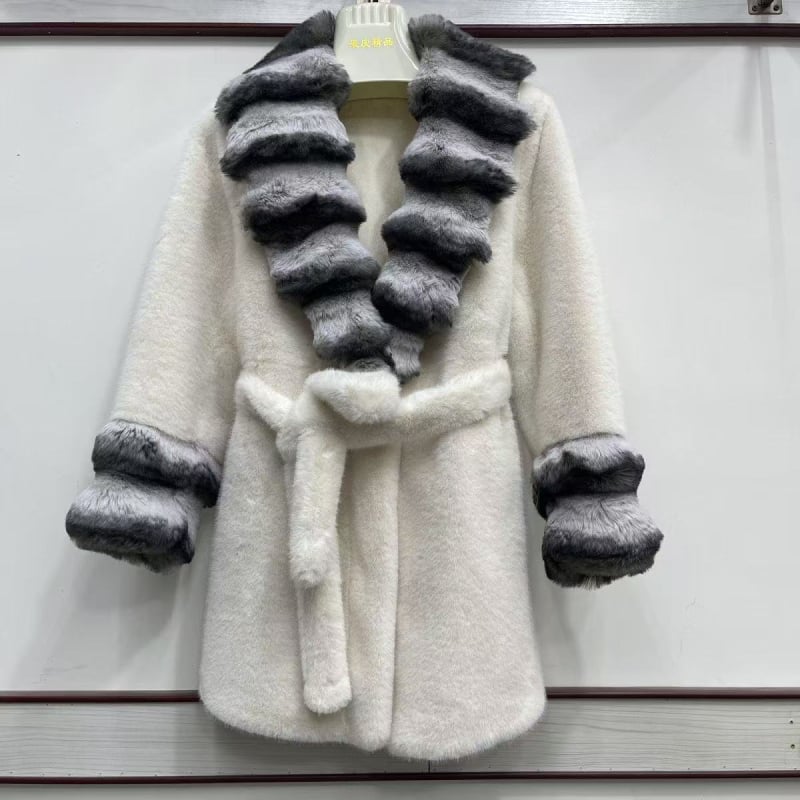 Palton din blană artificială cu guler de blană, decolteu în V, siluetă cu talie accentuată, lungime medie 65-80 cm