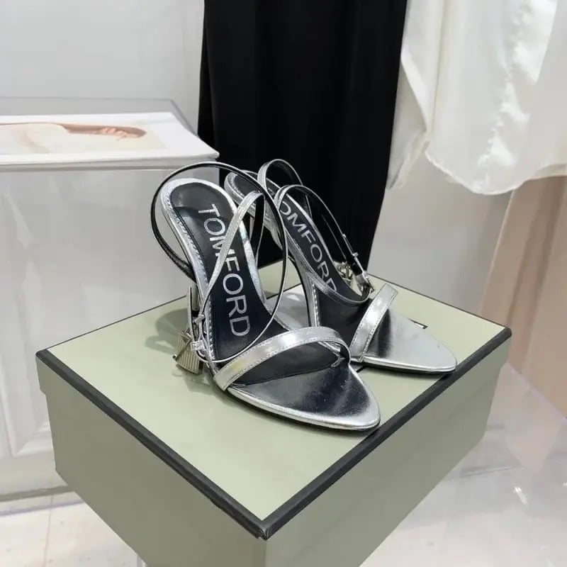 Υψηλά γόβες με μυτερή μύτη, επάνω μέρος από μοσχαρίσιο δέρμα, λεπτό τακούνι πάνω από 8 εκ, σόλα από γνήσιο δέρμα