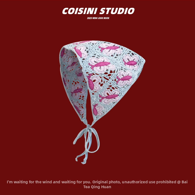 Édes fonott virágos hajgumi kockás mintával, háromszög sál-stílus, 2025 tavasza