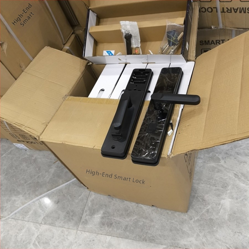 Okos ajtózár ujjlenyomat, jelszó, kártya és távoli feloldás funkciókkal — Tuya P2 testreszabott verzió; 100 ujjlenyomat tárolás, <0,5 s olvasás, FAR <0,001%, FRR <0,001%, azonosítás 1:N