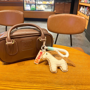 Kľúčenka – Rok Koňa, ručne háčkovaná z vlneného vlákna, roztomilý štýl