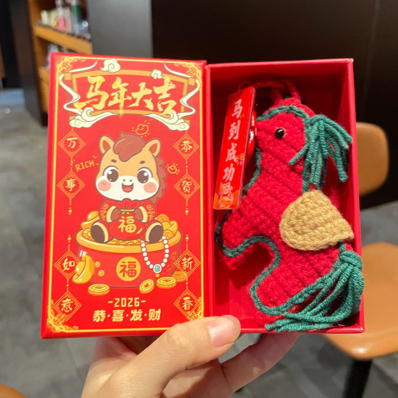 Kľúčenka – Rok Koňa, ručne háčkovaná z vlneného vlákna, roztomilý štýl