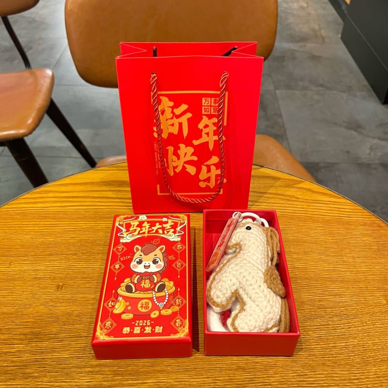 Kľúčenka – Rok Koňa, ručne háčkovaná z vlneného vlákna, roztomilý štýl