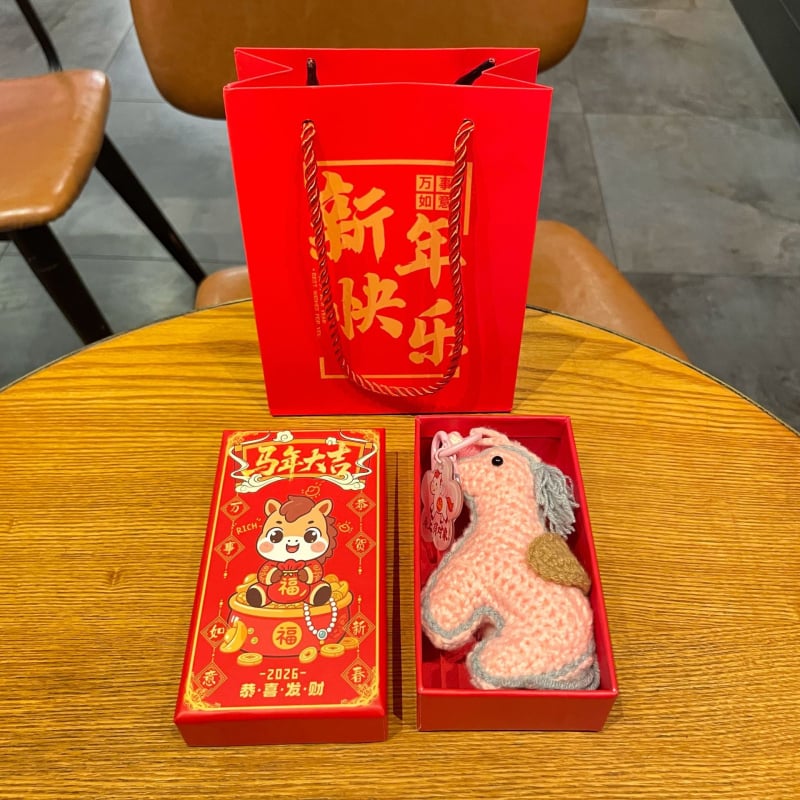 Kľúčenka – Rok Koňa, ručne háčkovaná z vlneného vlákna, roztomilý štýl