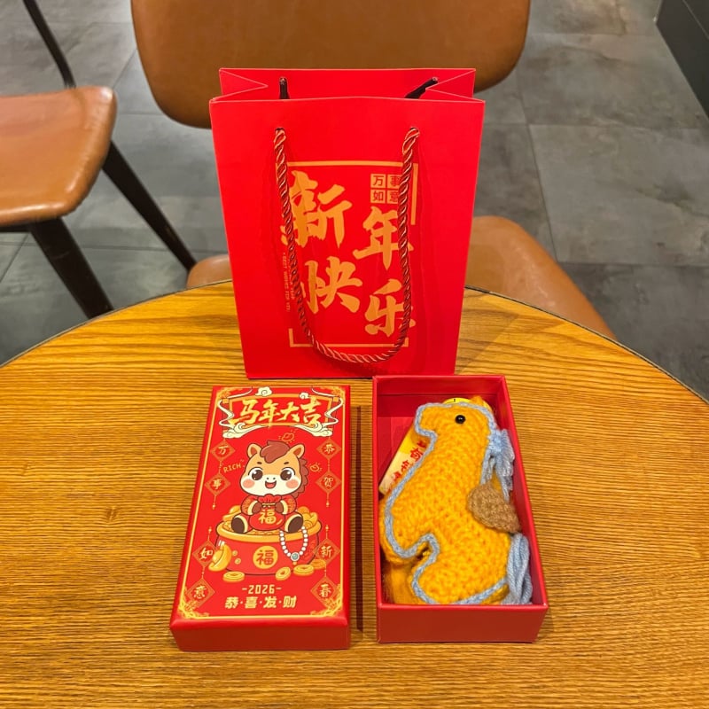 Kľúčenka – Rok Koňa, ručne háčkovaná z vlneného vlákna, roztomilý štýl