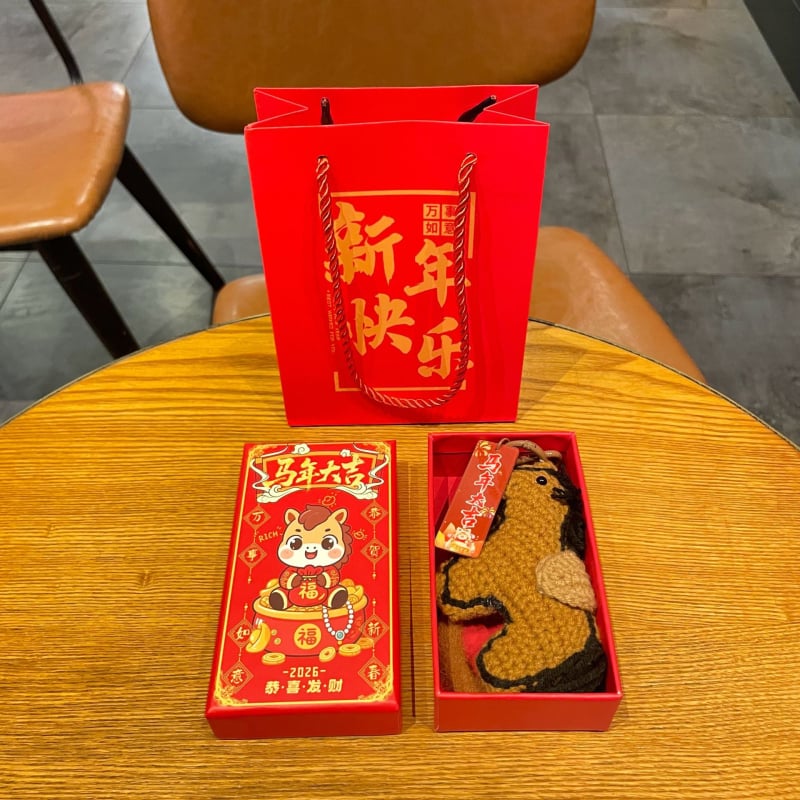 Kľúčenka – Rok Koňa, ručne háčkovaná z vlneného vlákna, roztomilý štýl