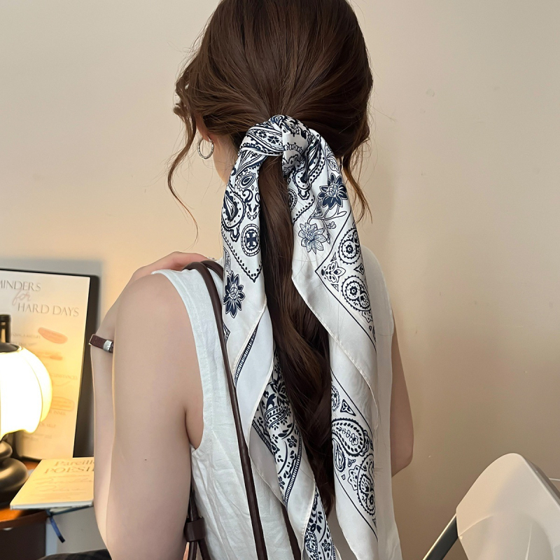 Μεταξωτό τετράγωνο φουλάρι με καρό μοτίβο και ανθώδες σχέδιο – γυναικείο αξεσουάρ κεφαλής, έμπνευση κορεαϊκού/ιαπωνικού στυλ