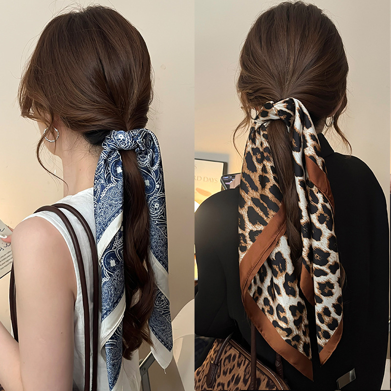 Μεταξωτό τετράγωνο φουλάρι με καρό μοτίβο και ανθώδες σχέδιο – γυναικείο αξεσουάρ κεφαλής, έμπνευση κορεαϊκού/ιαπωνικού στυλ