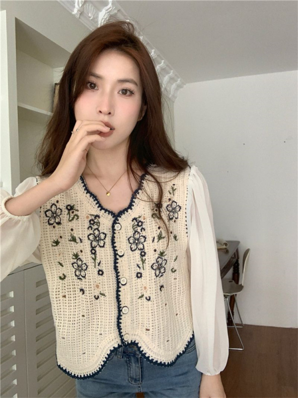 Βαμβακερή ζακέτα με κεντημένο φλοραλ μοτίβο, V-λαιμό, μανίκια φανάκι, σύντομο μήκος