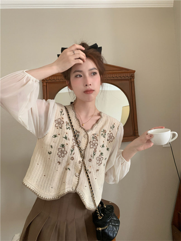 Βαμβακερή ζακέτα με κεντημένο φλοραλ μοτίβο, V-λαιμό, μανίκια φανάκι, σύντομο μήκος