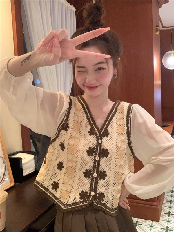 Βαμβακερή ζακέτα με κεντημένο φλοραλ μοτίβο, V-λαιμό, μανίκια φανάκι, σύντομο μήκος