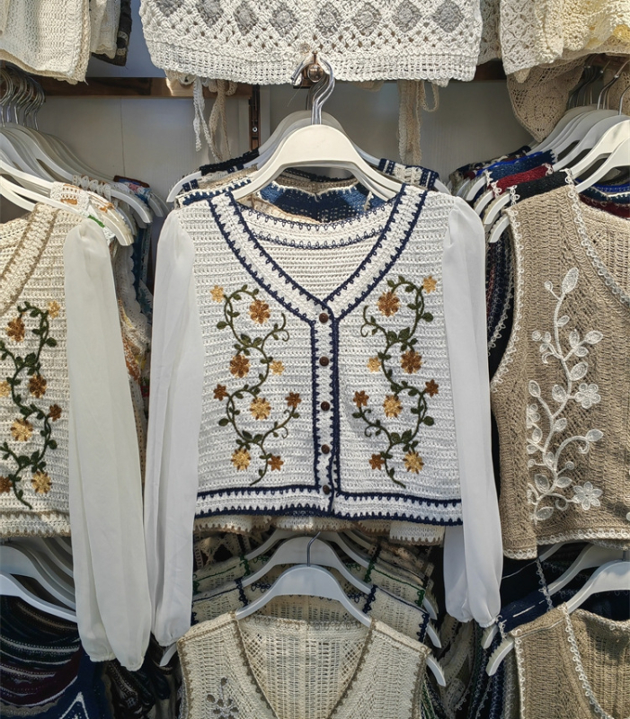 Βαμβακερή ζακέτα με κεντημένο φλοραλ μοτίβο, V-λαιμό, μανίκια φανάκι, σύντομο μήκος