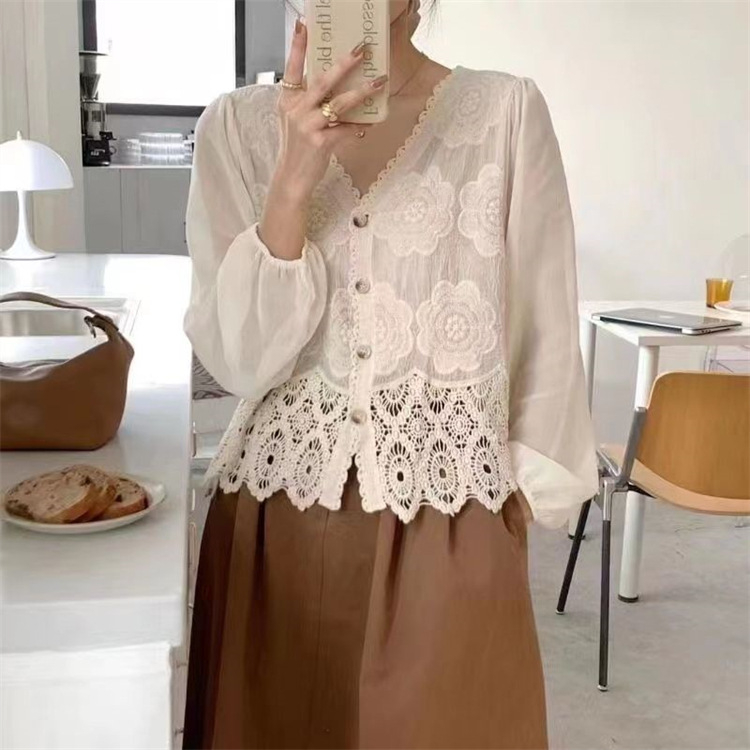 Βαμβακερή ζακέτα με κεντημένο φλοραλ μοτίβο, V-λαιμό, μανίκια φανάκι, σύντομο μήκος