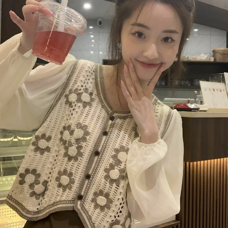 Βαμβακερή ζακέτα με κεντημένο φλοραλ μοτίβο, V-λαιμό, μανίκια φανάκι, σύντομο μήκος