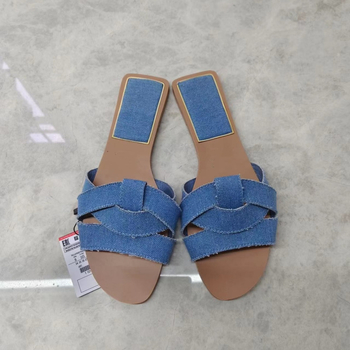 Sandale cu bretele încrucișate, partea superioară din fibră super, căptușeală din fibră super, talpă din cauciuc, grosime talpă 0–3 cm, talpă plată