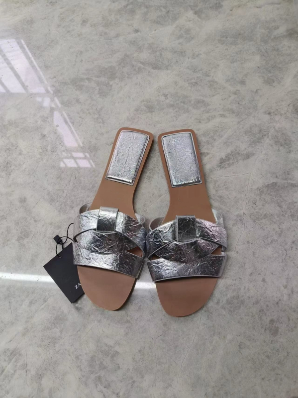 Sandale cu bretele încrucișate, partea superioară din fibră super, căptușeală din fibră super, talpă din cauciuc, grosime talpă 0–3 cm, talpă plată