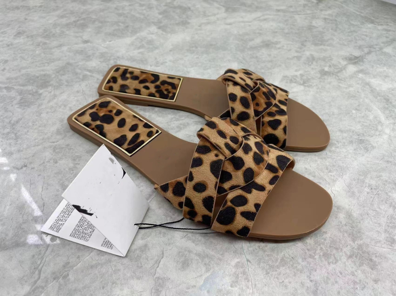 Sandale cu bretele încrucișate, partea superioară din fibră super, căptușeală din fibră super, talpă din cauciuc, grosime talpă 0–3 cm, talpă plată