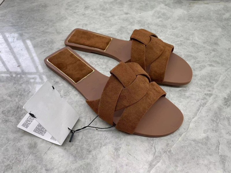 Sandale cu bretele încrucișate, partea superioară din fibră super, căptușeală din fibră super, talpă din cauciuc, grosime talpă 0–3 cm, talpă plată