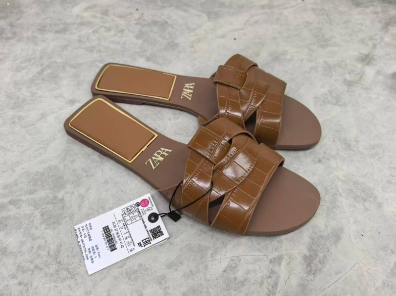 Sandale cu bretele încrucișate, partea superioară din fibră super, căptușeală din fibră super, talpă din cauciuc, grosime talpă 0–3 cm, talpă plată