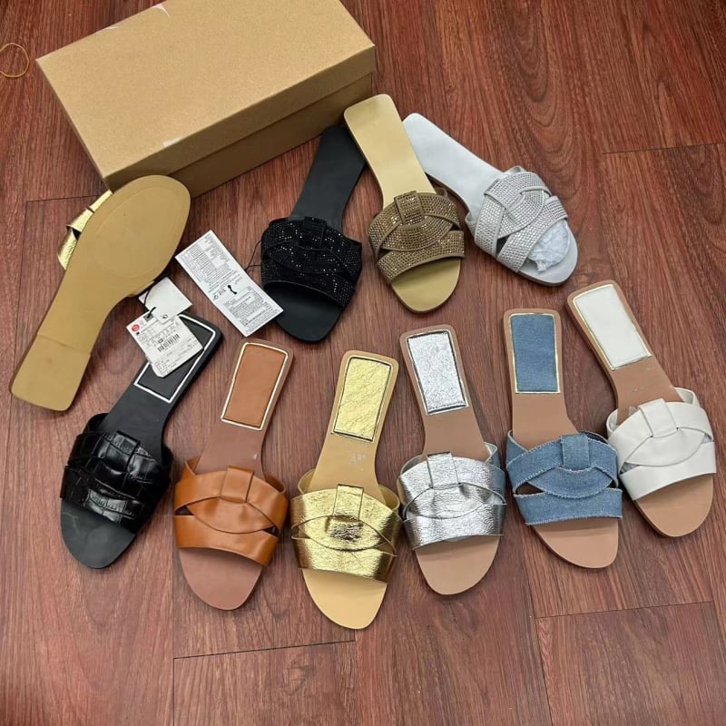 Sandale cu bretele încrucișate, partea superioară din fibră super, căptușeală din fibră super, talpă din cauciuc, grosime talpă 0–3 cm, talpă plată