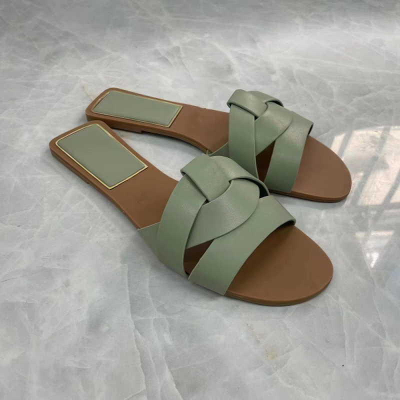 Sandale cu bretele încrucișate, partea superioară din fibră super, căptușeală din fibră super, talpă din cauciuc, grosime talpă 0–3 cm, talpă plată