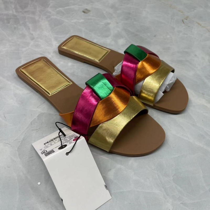 Sandale cu bretele încrucișate, partea superioară din fibră super, căptușeală din fibră super, talpă din cauciuc, grosime talpă 0–3 cm, talpă plată